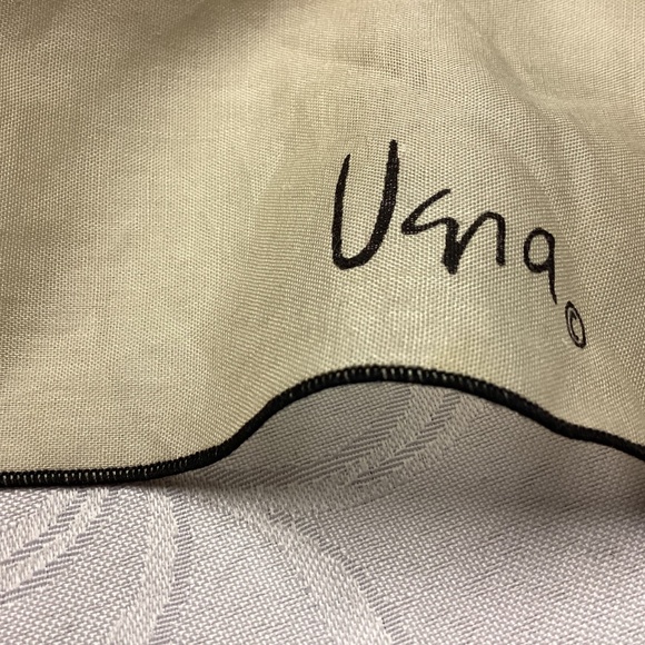 VERA  NEUMAN.   VINTAGE COTTON BEIGE SCARF. RARE ONE. MADE IN ITALY - Picture 3 of 8